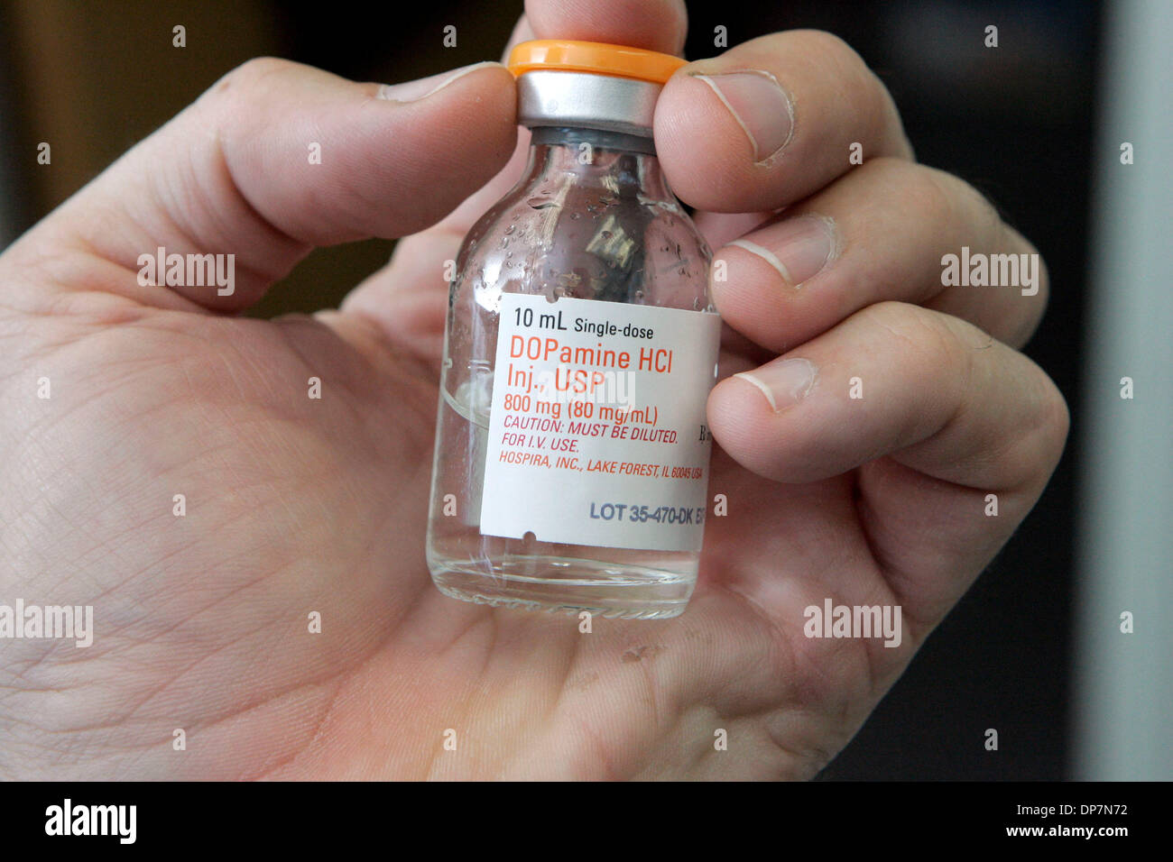 Sep 26, 2006; San Diego, CA, USA;  Sharp-Denkmal-Krankenhaus-Apotheker, Krankenschwestern und andere Mitarbeiter führen eine regionale Initiative einheitliche Maßstäbe, hohes Risiko intravenöse Medikamente Fehler zu vermeiden. Dieses Medikament Dopamin HCI verwendet "tall Man-Schriftzug" auf die ersten drei Buchstaben als eine Möglichkeit für Menschen, um die Unterschiede in der ähnlich benannten Medikamente auf einen Blick zu sehen.  Obligatorische Credit: Pho Stockfoto