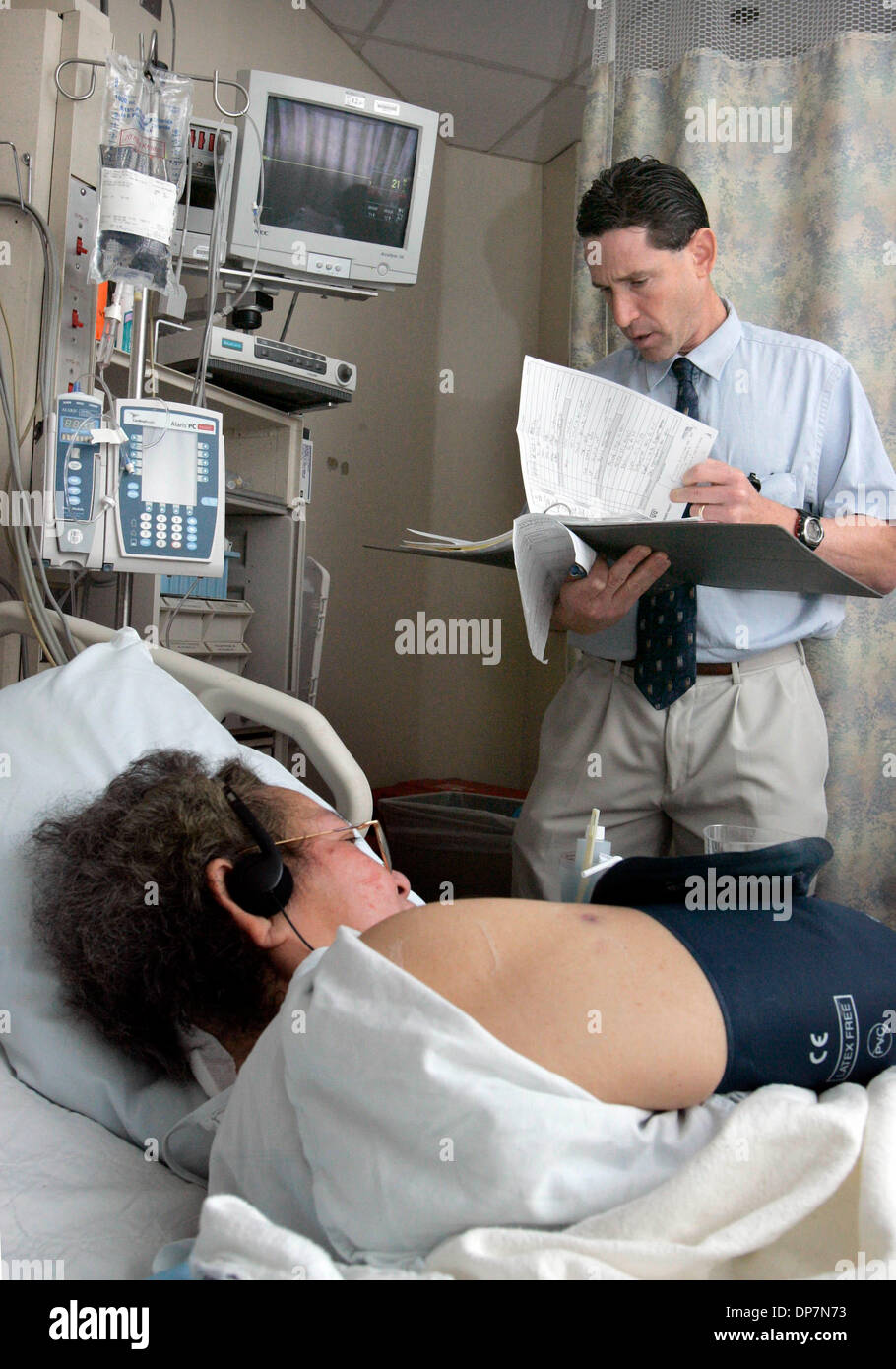 Sep 26, 2006; San Diego, CA, USA;  Sharp-Denkmal-Krankenhaus-Apotheker, Krankenschwestern und andere Mitarbeiter führen eine regionale Initiative einheitliche Maßstäbe, hohes Risiko intravenöse Medikamente Fehler zu vermeiden. Auf der rechten Seite ist BRUCE HARVEY Pharmazeut Personal am Sharp Memorial Hospital in Kearney Mesa. Er war die Überprüfung der Medikamente, die diese Patienten in zugeordnet die "Chirurgische Intensivstation Stockfoto