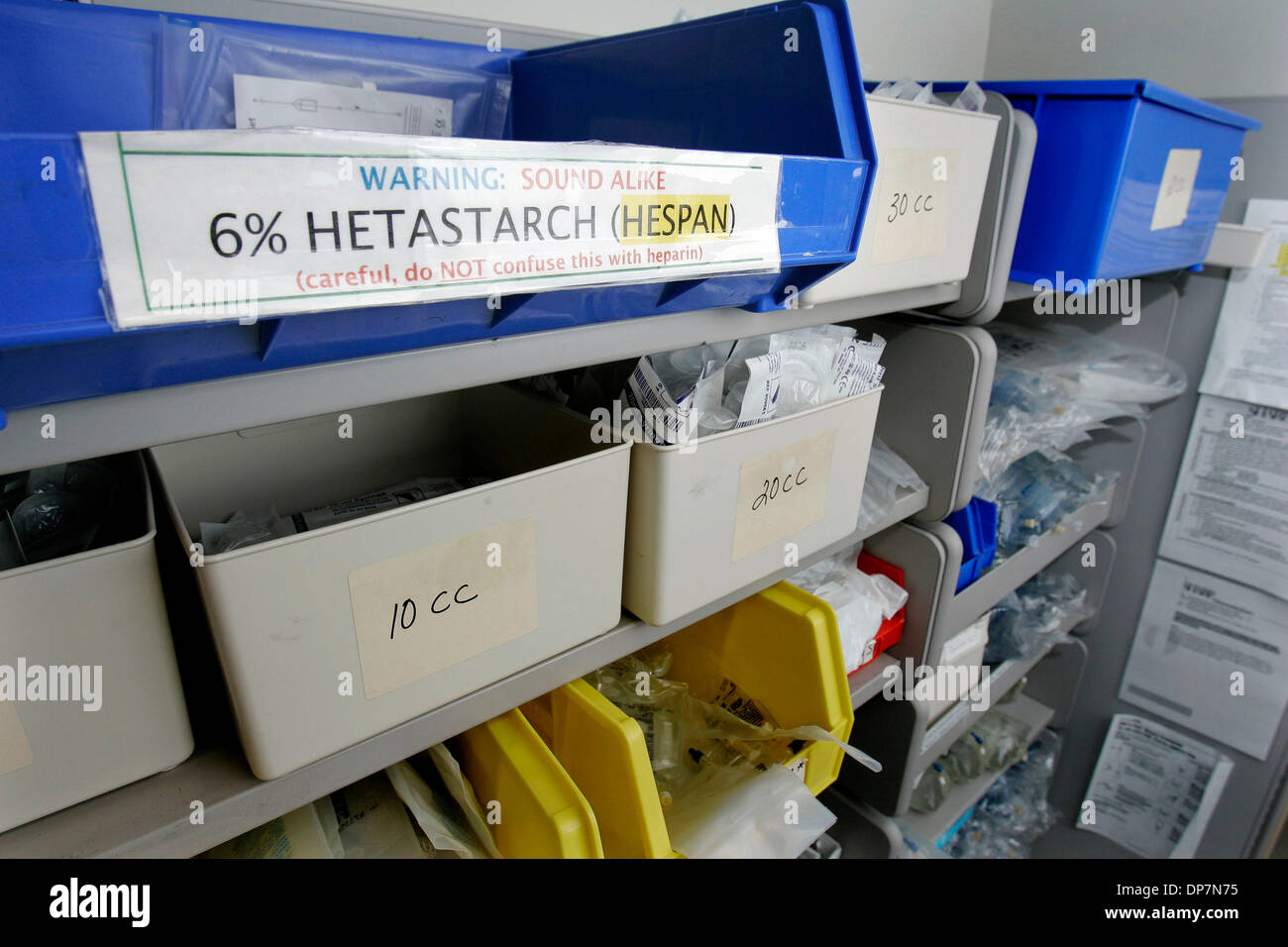 Sep 26, 2006; San Diego, CA, USA;  Sharp-Denkmal-Krankenhaus-Apotheker, Krankenschwestern und andere Mitarbeiter führen eine regionale Initiative einheitliche Maßstäbe, hohes Risiko intravenöse Medikamente Fehler zu vermeiden.  Dieses Warnzeichen wurde bebucht, so Apotheker am Sharp Hospital vorsichtig mischen Sie "Hespan" mit "Heparin" werden.    Obligatorische Credit: Foto von Scott Linnett/San Diego U Stockfoto