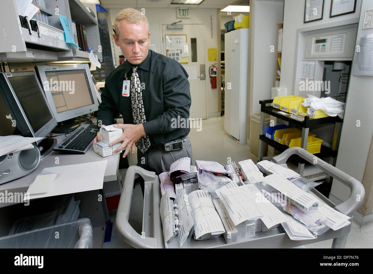 Sep 26, 2006; San Diego, CA, USA;  Sharp-Denkmal-Krankenhaus-Apotheker, Krankenschwestern und andere Mitarbeiter führen eine regionale Initiative einheitliche Maßstäbe, hohes Risiko intravenöse Medikamente Fehler zu vermeiden. Sharp-Krankenhaus Apotheke Betriebsleiter THOR ANDERSON war die Betäubungsmittel für die Anwendung am Patienten in den wichtigsten Krankenhausapotheke Überprüfung.  Obligatorische Credit: Foto von Scott Linnett/San Stockfoto