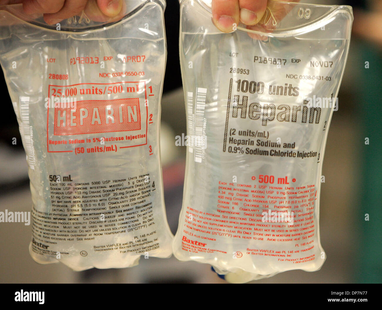 Sep 26, 2006; San Diego, CA, USA;  Sharp-Denkmal-Krankenhaus-Apotheker, Krankenschwestern und andere Mitarbeiter führen eine regionale Initiative einheitliche Maßstäbe, hohes Risiko intravenöse Medikamente Fehler zu vermeiden.  Wenn "Heparin" Säcke mit unterschiedlichen Konzentrationen sind vom gleichen Hersteller, das Risiko gekauft, dass Kennzeichnung vorhanden sind können ähnlich sein, möglicherweise Verwirrung---wo Stockfoto