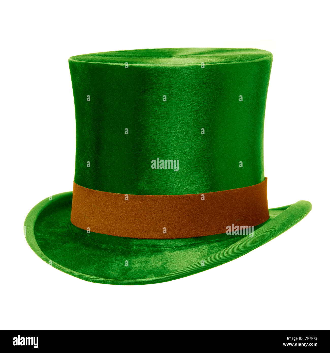 Grüner Hut mit braunem Band, vor einem weißen Hintergrund isoliert Stockfoto