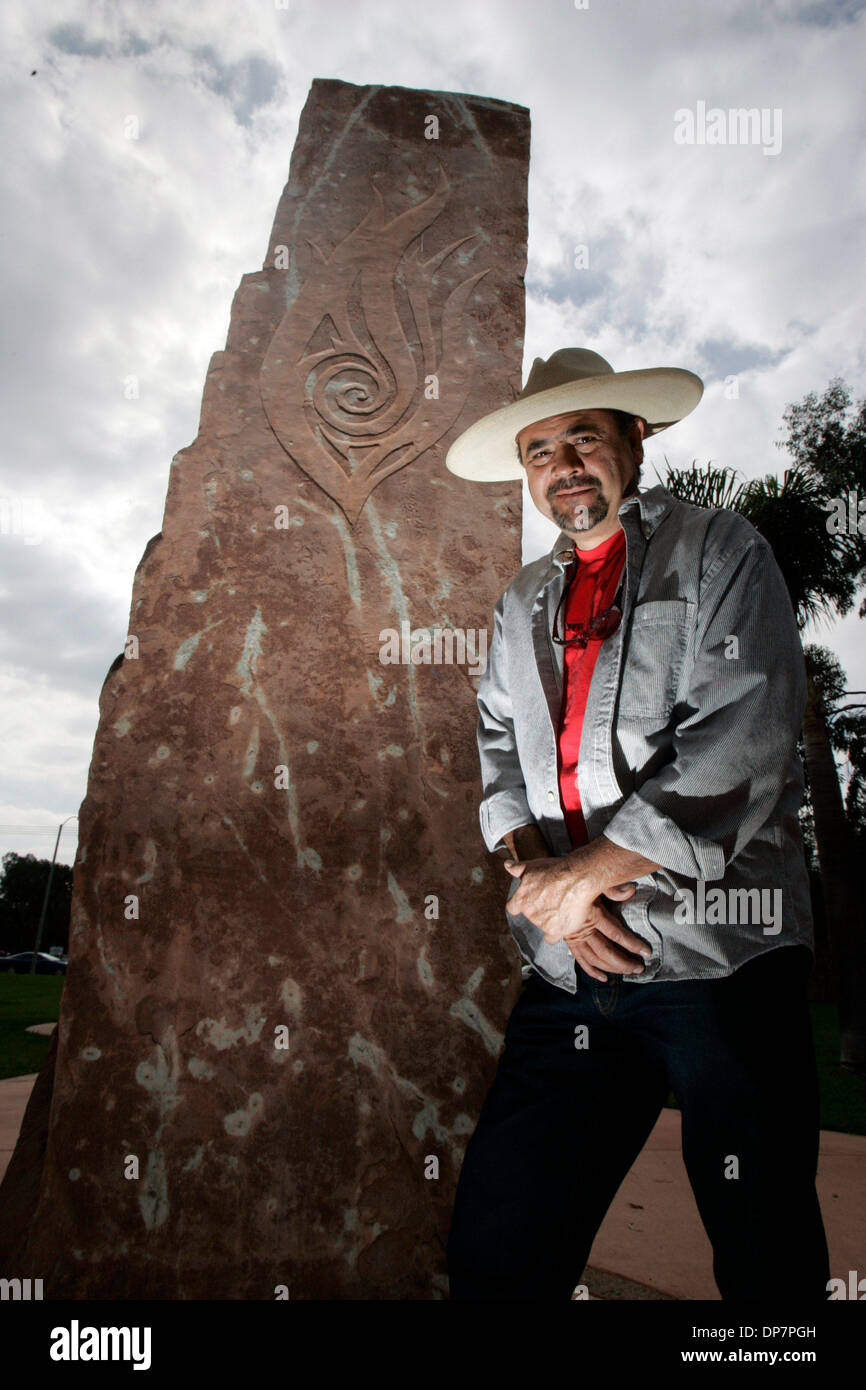 24. November 2006; San Diego, CA, USA; Künstler ROBERTO SALAS installiert eine Stele (Steinbildhauerei), eine Reihe von stehenden Steinen, in Nestor Park. Er werde einen ähnlichen Satz am MiraCosta College zu konstruieren.  Obligatorische Credit: Foto von Jim Baird/SDU-T/ZUMA Press. (©) Copyright 2006 by SDU-T Stockfoto