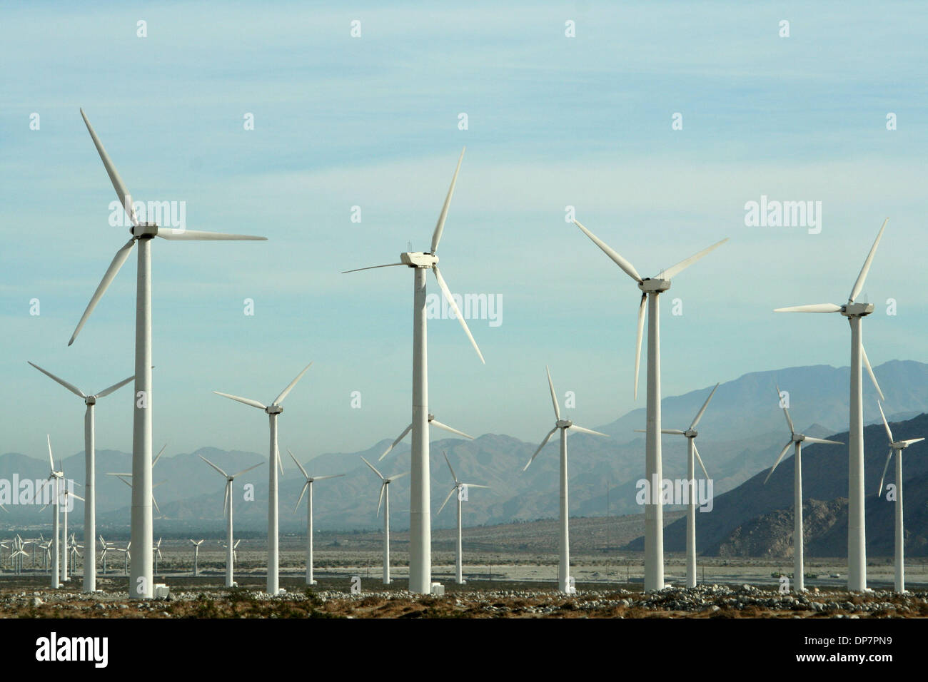 26. November 2006; Cabazon, Kalifornien, USA; Turbinen erzeugen Strom in San Gorgonio bei Palm Springs in Kalifornien. Windenergie ist die kinetische Energie des Windes oder die Gewinnung von Energie durch Windkraftanlagen. Im Jahr 2004 wurde Windkraft kostengünstigste Form der neuen Stromerzeugung, Tauchen unter den Kosten pro Kilowattstunde von Kohlekraftwerken. Windenergie wächst schneller als jede andere Form o Stockfoto