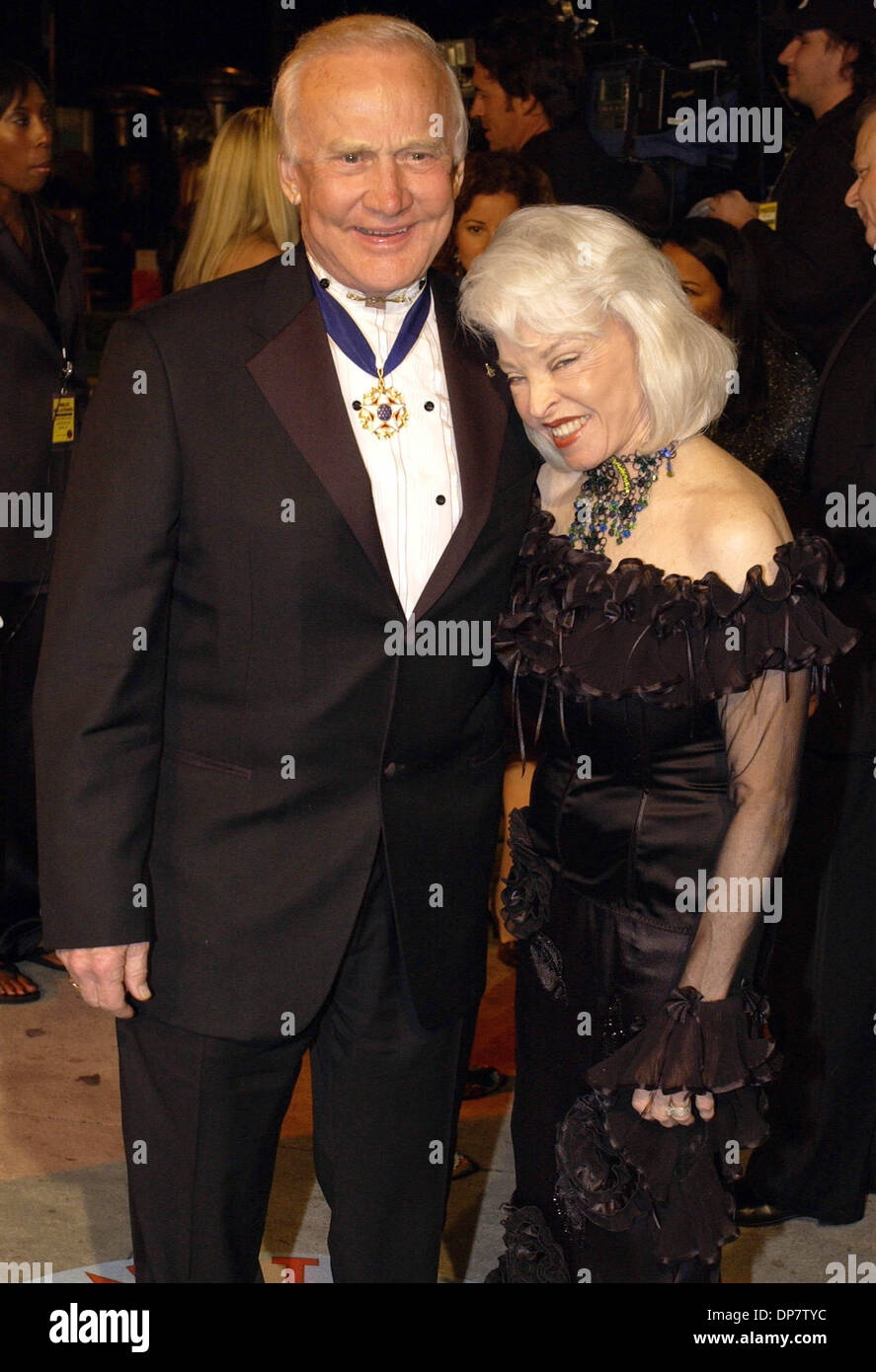 5. März 2006; West Hollywood, Kalifornien, USA; BUZZ ALDRIN und Frau bei der Vanity Fair Abendessen und nach der Party im Mortons feiert den 78. Academy Award in West Hollywood, Kalifornien. Obligatorische Credit: Foto von Rich Schmitt/ZUMA Press. (©) Copyright 2006 von Rich Schmitt Stockfoto