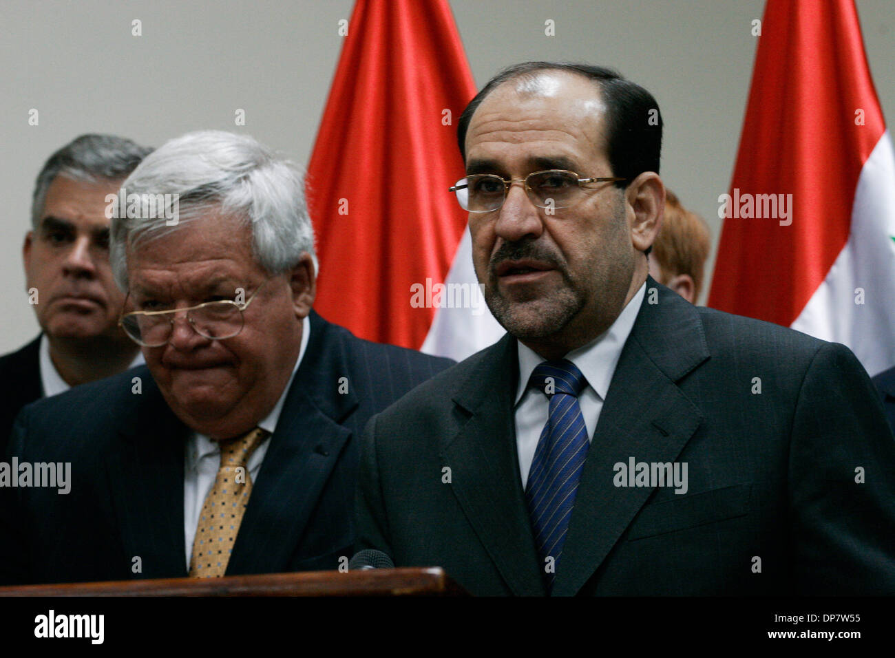 2. Juni 2006; Bagdad, Irak; US-House Speaker DENNIS HASTERT und der irakische Ministerpräsident NURI AL-MALIKI geben eine Pressekonferenz in Bagdad. Hastert wurde im Irak, um Truppen und Mitglieder der neuen irakischen Regierung mit uns zu treffen. Gestern, al-Maliki erklärte einen Ausnahmezustand in Basra und versprach mit "eiserner Faust gegen die Staats-und Regierungschefs die Banden oder diejenigen, die Sicherheit zu gefährden." In Stockfoto