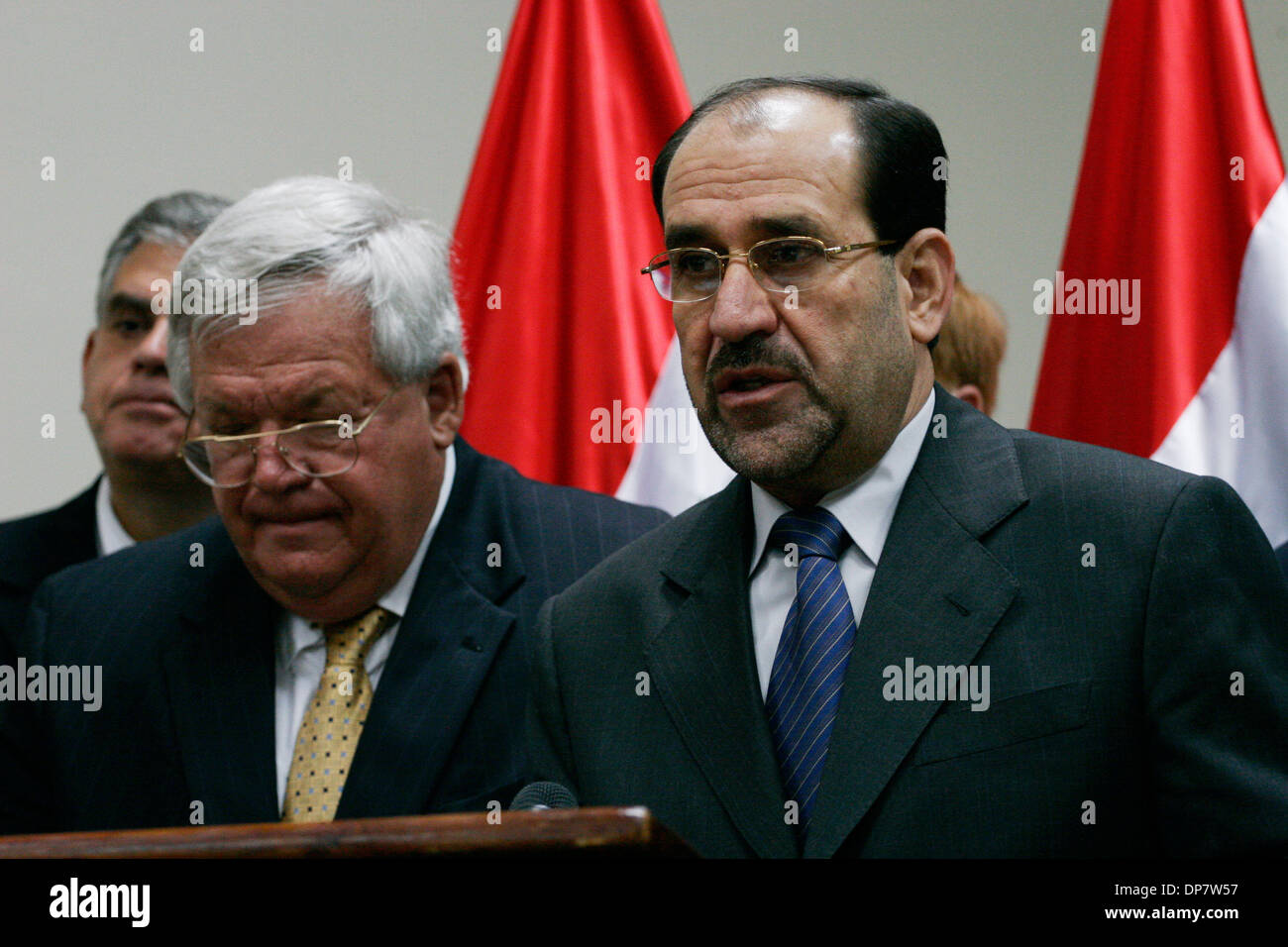 2. Juni 2006; Bagdad, Irak; US-House Speaker DENNIS HASTERT und der irakische Ministerpräsident NURI AL-MALIKI geben eine Pressekonferenz in Bagdad. Hastert wurde im Irak, um Truppen und Mitglieder der neuen irakischen Regierung mit uns zu treffen. Gestern, al-Maliki erklärte einen Ausnahmezustand in Basra und versprach mit "eiserner Faust gegen die Staats-und Regierungschefs die Banden oder diejenigen, die Sicherheit zu gefährden." In Stockfoto