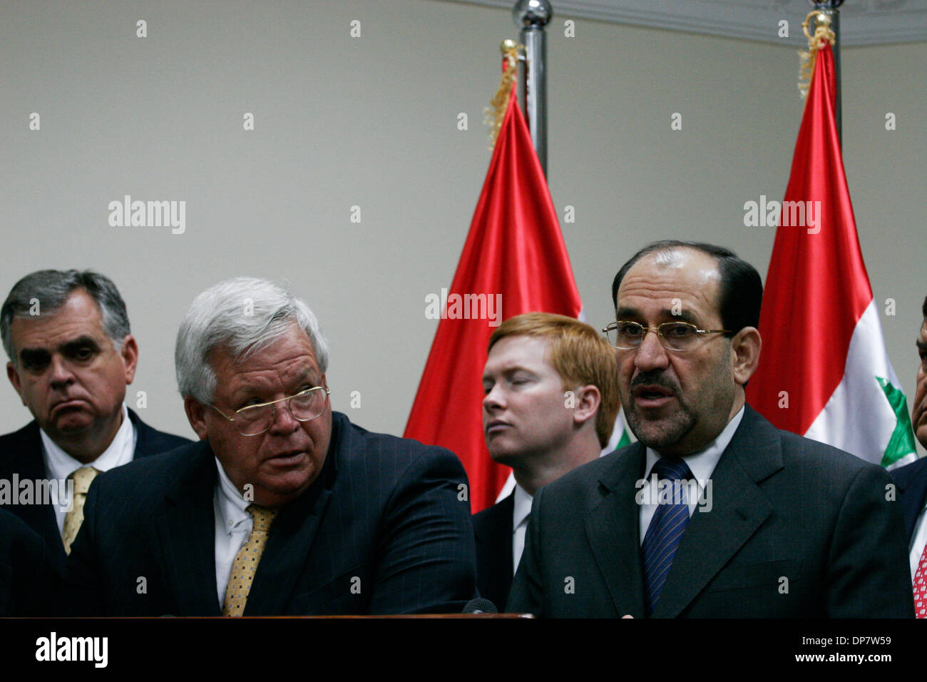 2. Juni 2006; Bagdad, Irak; US-House Speaker DENNIS HASTERT und der irakische Ministerpräsident NURI AL-MALIKI geben eine Pressekonferenz in Bagdad. Hastert wurde im Irak, um Truppen und Mitglieder der neuen irakischen Regierung mit uns zu treffen. Gestern, al-Maliki erklärte einen Ausnahmezustand in Basra und versprach mit "eiserner Faust gegen die Staats-und Regierungschefs die Banden oder diejenigen, die Sicherheit zu gefährden." In Stockfoto