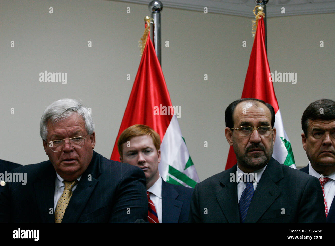 2. Juni 2006; Bagdad, Irak; US-House Speaker DENNIS HASTERT und der irakische Ministerpräsident NURI AL-MALIKI geben eine Pressekonferenz in Bagdad. Hastert wurde im Irak, um Truppen und Mitglieder der neuen irakischen Regierung mit uns zu treffen. Gestern, al-Maliki erklärte einen Ausnahmezustand in Basra und versprach mit "eiserner Faust gegen die Staats-und Regierungschefs die Banden oder diejenigen, die Sicherheit zu gefährden." In Stockfoto