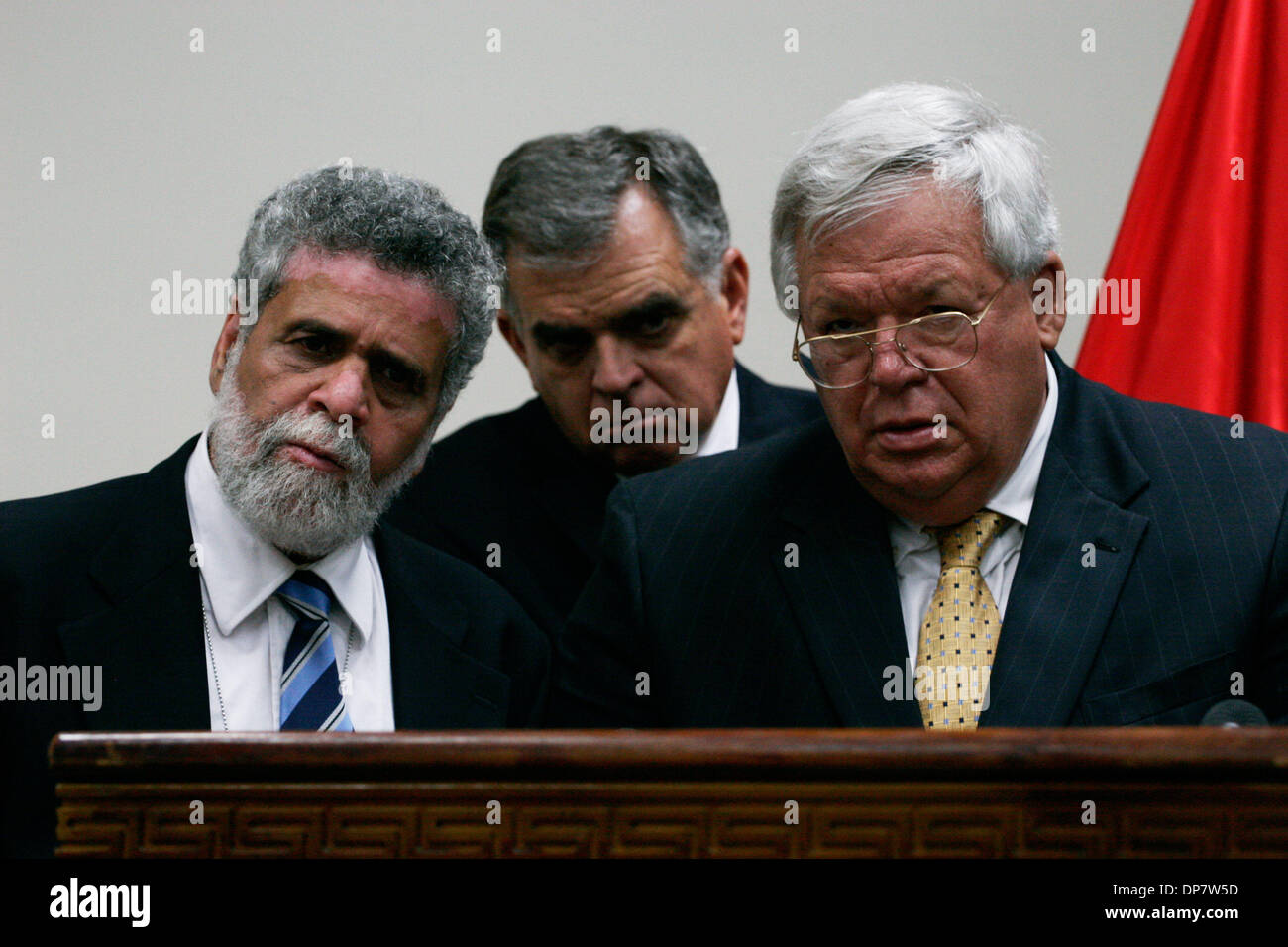 2. Juni 2006; Bagdad, Irak; US House Speaker DENNIS HASTERT hört auf einen Dolmetscher für der irakische Ministerpräsident NURI AL-MALIKI während US-Vertreter RAY LAHOOD blickt auf. Hastert wurde im Irak, um Truppen und Mitglieder der neuen irakischen Regierung mit uns zu treffen. Gestern, al-Maliki erklärte einen Ausnahmezustand in Basra und versprach, "eiserner Faust gegen die Führer der Banden zu verwenden Stockfoto