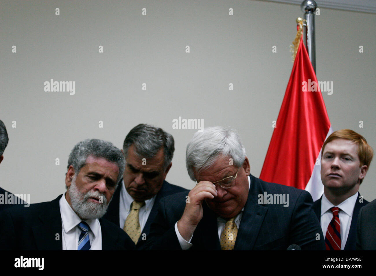 2. Juni 2006; Bagdad, Irak; US House Speaker DENNIS HASTERT hört auf einen Dolmetscher für der irakische Ministerpräsident NURI AL-MALIKI während US-Vertreter RAY LAHOOD blickt auf. Hastert wurde im Irak, um Truppen und Mitglieder der neuen irakischen Regierung mit uns zu treffen. Gestern, al-Maliki erklärte einen Ausnahmezustand in Basra und versprach, "eiserner Faust gegen die Führer der Banden zu verwenden Stockfoto