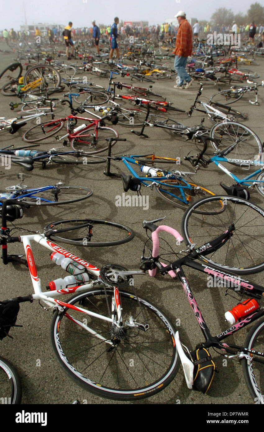 1. Oktober 2006; Mt. Diablo, ca., USA; Ein Meer von Fahrrädern untätig auf die niedrigeren Gipfel und Ziellinie während der 25. jährlichen Mount Diablo Challenge. Mehr als 1100 Radfahrer kletterte das 10,8 Meilen-Rennen auf den Gipfel. Die Herausforderung besteht größten Radrennen der East Bay.   Obligatorische Credit: Foto von Bob Larson/Contra Costa Times / ZUMA Press. (©) Copyright 2006 von Contra Costa Times Stockfoto