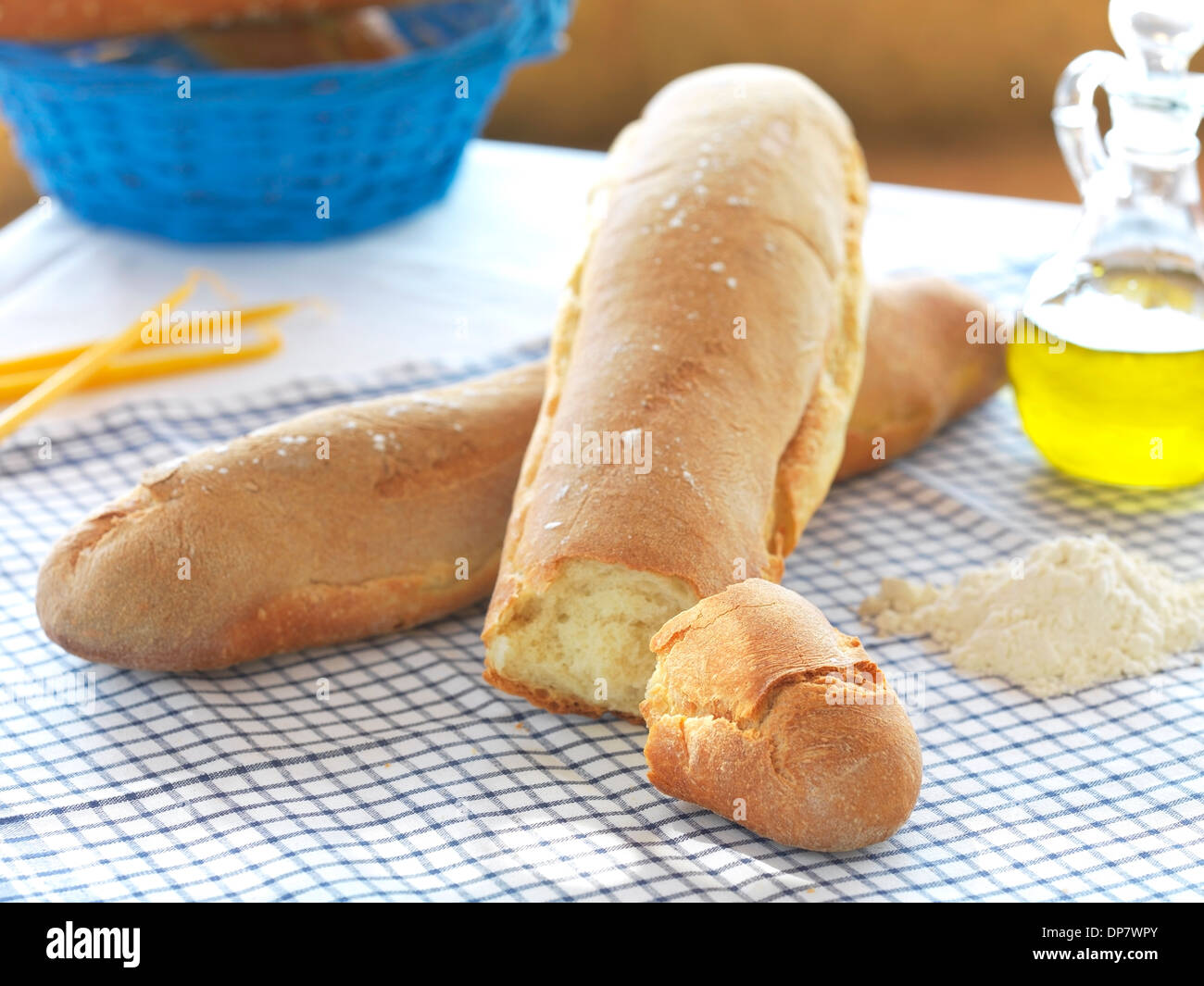 traditionelles griechisches Brot auf einer Leinen blau-weiße quadratische Serviette Stockfoto