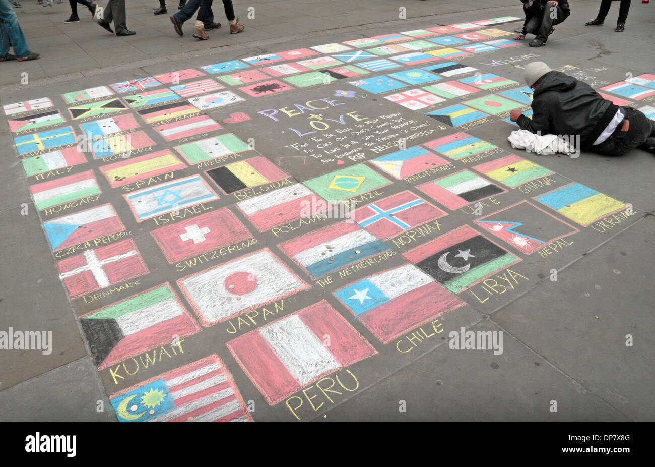 Streetart-Künstler zeichnen die Flaggen der Welt auf dem Bürgersteig in der Kreide auf dem Trafalgar Square, London, UK. Stockfoto