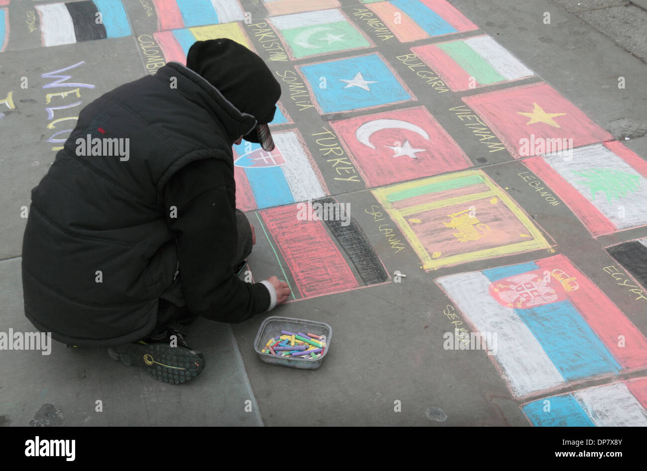 Streetart-Künstler zeichnen die Flaggen der Welt auf dem Bürgersteig in der Kreide auf dem Trafalgar Square, London, UK. Stockfoto