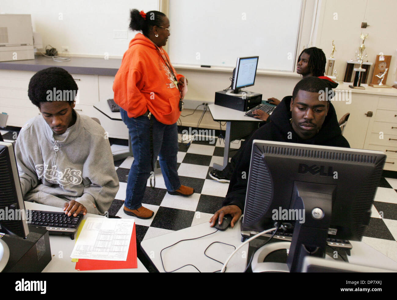 27. November 2006; Oakland, Kalifornien, USA; McClymonds High School Lehrer Paulette Taylor, zweiter von links, redet mit unternehmerischen Student Daniel Sparks, zweiter von rechts, während eine Businessclass Montag, 27. November 2006 in Oakland, Kalifornien  Obligatorische Credit: Foto von D. Ross Cameron/Oakland Tribune/ZUMA Press. (©) Copyright 2006 von Oakland Tribune Stockfoto