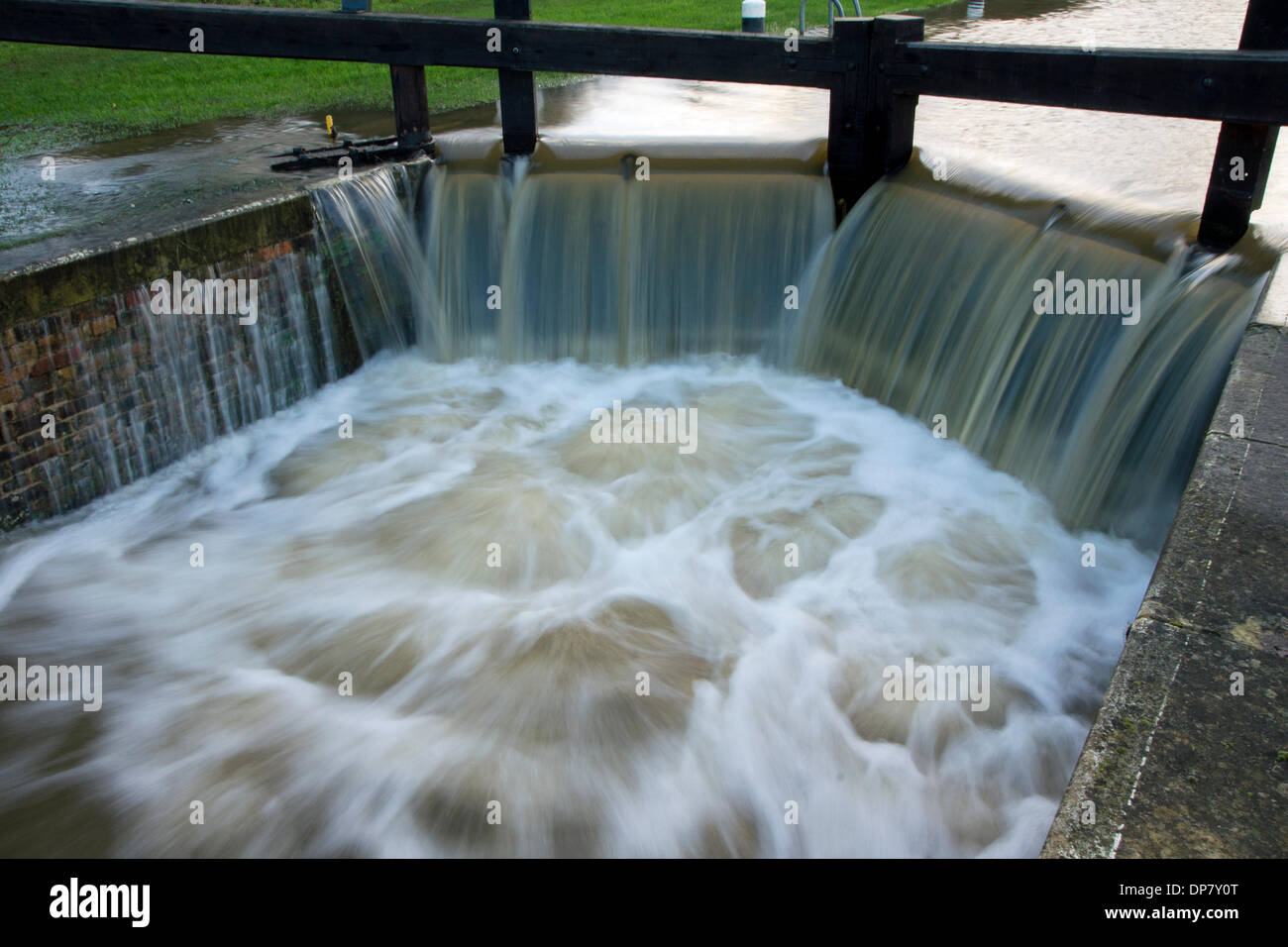 Godalming, Surrey, UK. 7. Januar 2014. Hochwasser weiterhin oberhalb des Catteshall Schloss in Godalming, Surrey fließen. Die Stadt hat durch Überflutung von Fluß Wey in den letzten Wochen behaftet. Bildnachweis: James Jagger/Alamy Live News Stockfoto