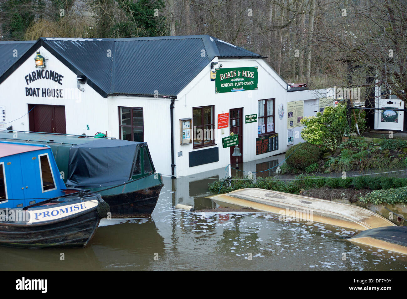 Godalming, Surrey, UK. 7. Januar 2014. Hochwasser treten im Farncombe Boathouse in Godalming, Surrey. Die Stadt hat durch Überflutung von Fluß Wey in den letzten Wochen behaftet. Bildnachweis: James Jagger/Alamy Live News Stockfoto