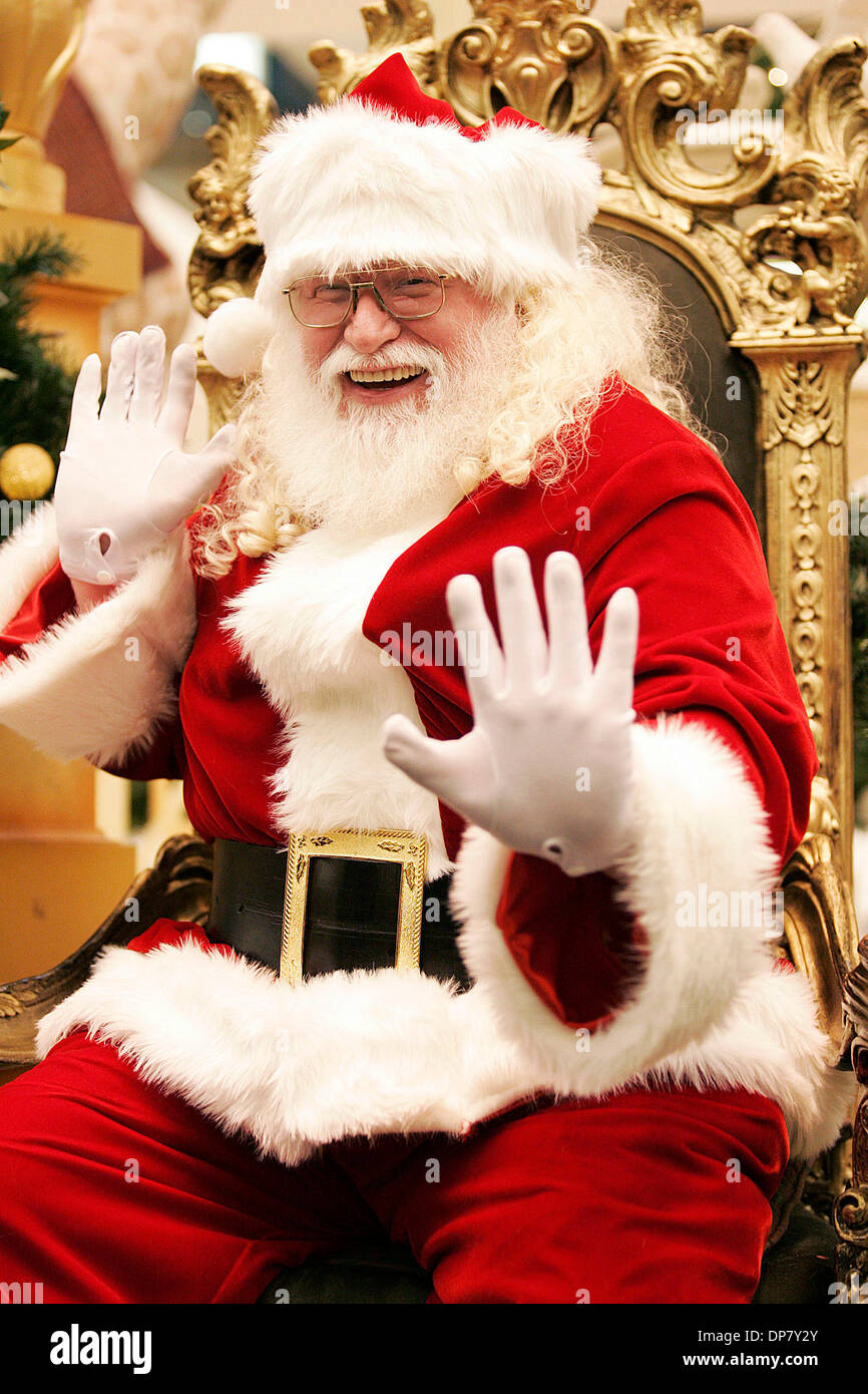 29. November 2006; PLEASANTON, CA, USA; Der Santa Stoneridge Mall schlägt eine Pose. Kinder besuchten seine Grotte um ihm zu sagen, was sie wollen in diesem Jahr und ihr Foto mit dem Weihnachtsmann und seinen Helfern. Obligatorische Credit: Foto von Kathleen Turley/Tri-Valley Herald/ZUMA Press. (©) Copyright 2006 von Tri-Valley Herald Stockfoto