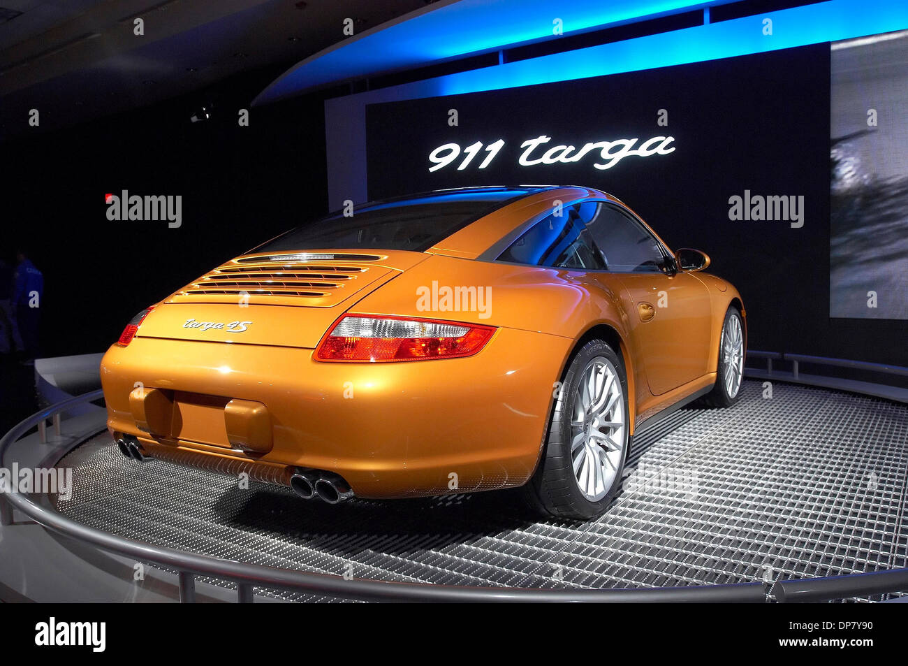 30. November 2006; Los Angeles, Kalifornien, USA; Die 2007 hat Porsche 911 Targa 4 seiner nordamerikanischen Einführung auf der LA Auto Show 2007, der 100. Jahrestag des Ereignisses, im Los Angeles Convention Center statt. Obligatorische Credit: Foto von Stan Sholik/ZUMA Press. (©) Copyright 2006 von Stan Sholik Stockfoto