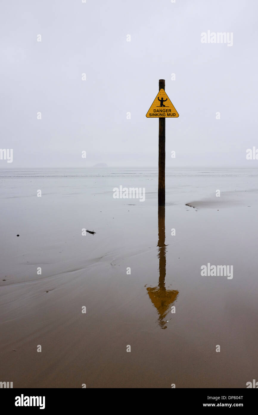 Warnzeichen für Gefahr sinkender Schlamm am Weston-Super-Mare Strand England Stockfoto