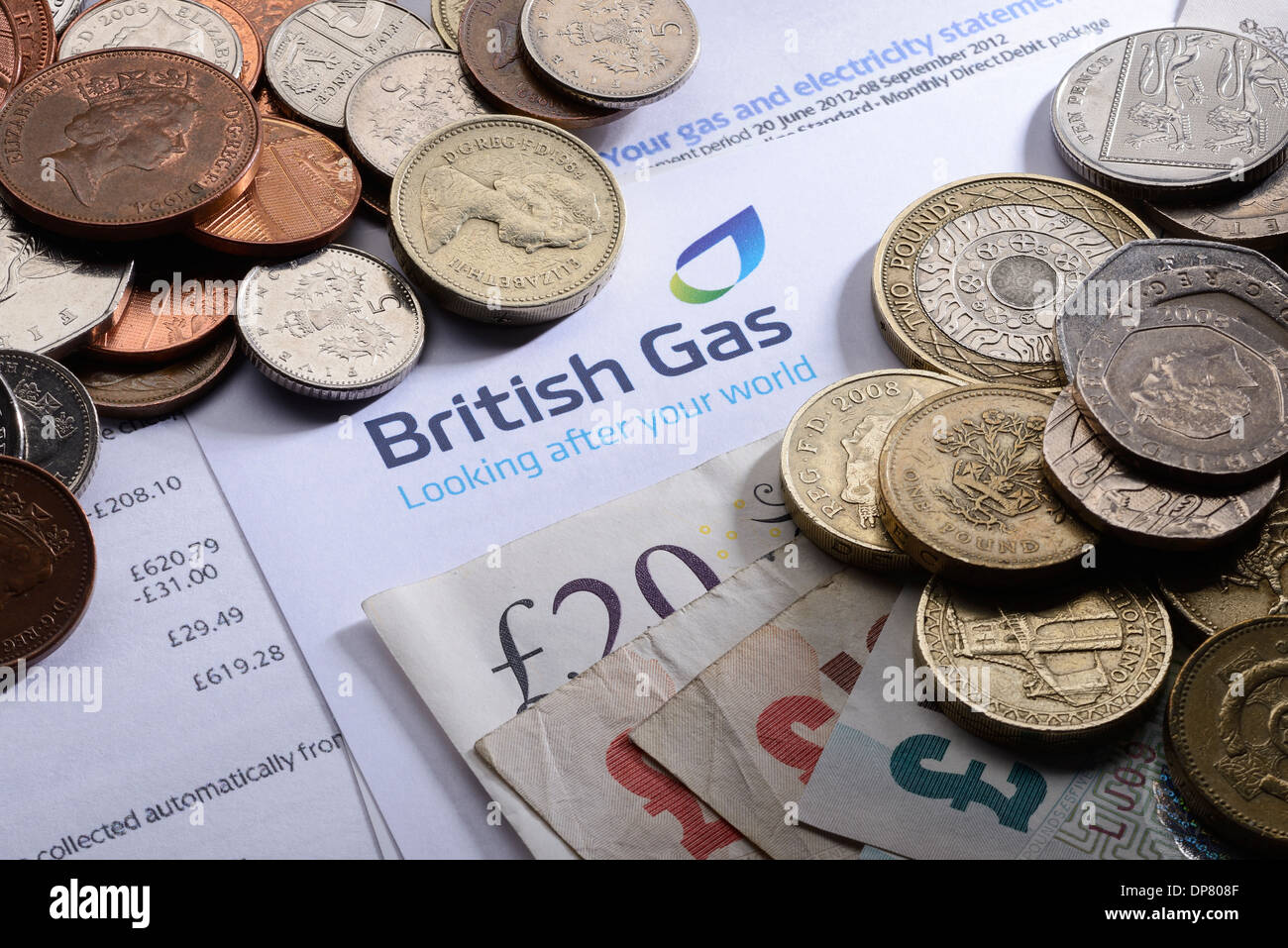 British Gas Stromrechnung mit Münzen und Geld Stockfoto