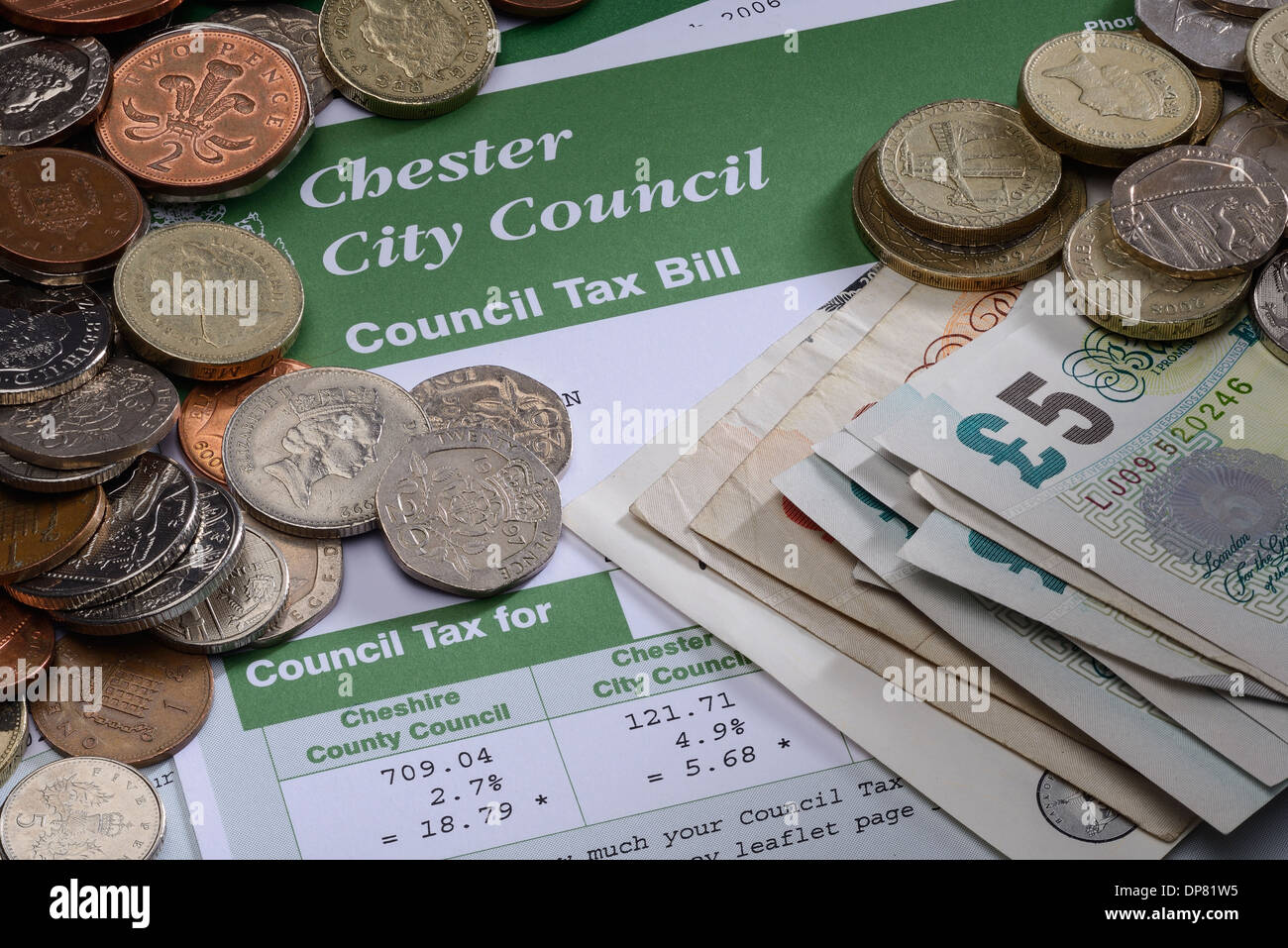 Chester City Council Steuerschuld mit Münzen und Geld Stockfoto