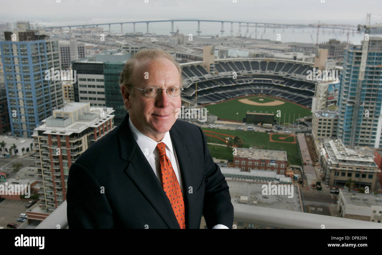 3. Juli 2006 - San Diego, CA, USA - DOUG WILSON entwickelt nicht nur Gebäude wie Park Loft, The Mark und Symphony Towers, sondern auch in der Arbeit als ein Gericht ernannte Empfänger für kämpfenden Projekte spezialisiert.  Diese Aufnahme wurde von der 31. Etage des The Mark genommen Blick nach Süden in Richtung Petco Park.  (Kredit-Bild: © Scott Linnett/SDU-T/ZUMA Press) Einschränkungen: LA und Orange Graf Stockfoto