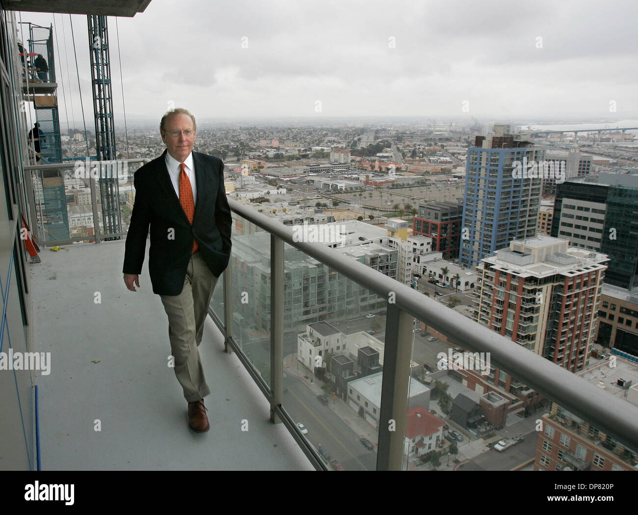 3. Juli 2006 - San Diego, CA, USA - DOUG WILSON entwickelt nicht nur Gebäude wie Park Loft, The Mark und Symphony Towers, sondern auch in der Arbeit als ein Gericht ernannte Empfänger für kämpfenden Projekte spezialisiert. (Kredit-Bild: © Scott Linnett/SDU-T/ZUMA Press) Einschränkungen: LA und Orange County Papiere Rechte heraus! und USA Tabloid Rechte heraus! Stockfoto