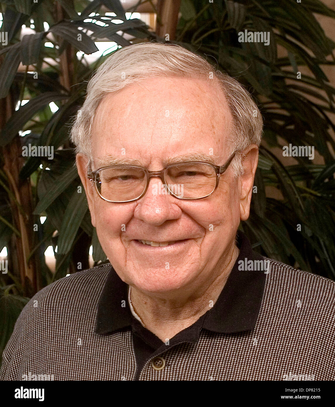 5. Juli 2006 teilt - Omaha, NE, USA - WARREN BUFFETT in den Büros von Berkshire Hathaway hält ein Aktienzertifikat vertreten 121.737 Klasse A von Berkshire Hathaway Inc. Am Tag dieses Foto wurden diese Aktien zu $ 11,15 Milliarden bewertet. Buffett hat ein enormes Vermögen vor allem durch die Firma Berkshire Hathaway, angehäuft, von denen er der größte Aktionär und CE ist Stockfoto