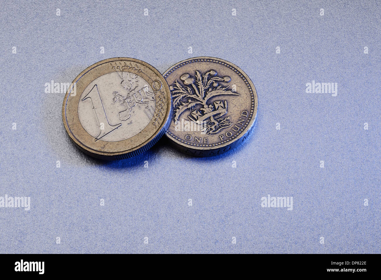 Ein-Euro-Münze und eine Münze, ein Pfund Stockfoto