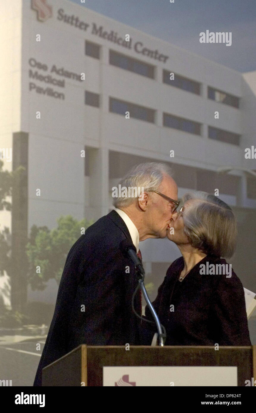 3. August 2006 - Sacramento, CA, USA - die Familie Enlow Ose Sutter Medical Center $ 10 Millionen gibt. ENLOW OSE (links) und MELENA OSE (rechts) küssen wenn das Foto des Gebäudes entblößt den Familiennamen enthüllt wird. Die philanthropische Gabe ist eine der größten in der Geschichte von Sacramento.  (Kredit-Bild: © Jose Luis Villegas/Sacramento Bee/ZUMA Press) Einschränkungen: Registerkarte "USA" Stockfoto