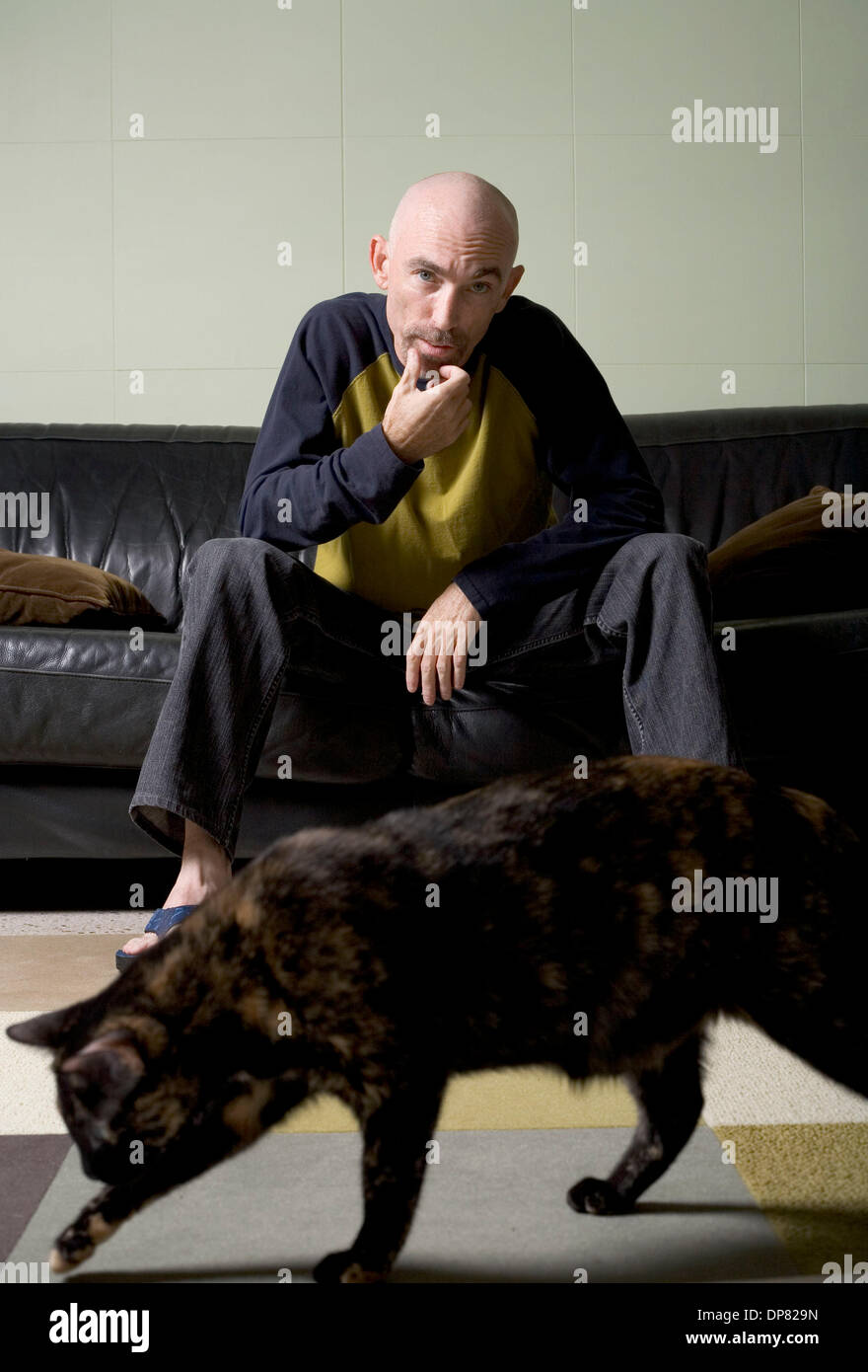Sep 06, 2006 - San Antonio, TX, USA - Schauspieler JACKIE EARLE HALEY posiert für ein Portrait als die Familienkatze, Hazel, streift im Wohnzimmer seines Hauses in San Antonio. Haley wurde nominiert für seine Nebenrolle in "Little Children." Stockfoto