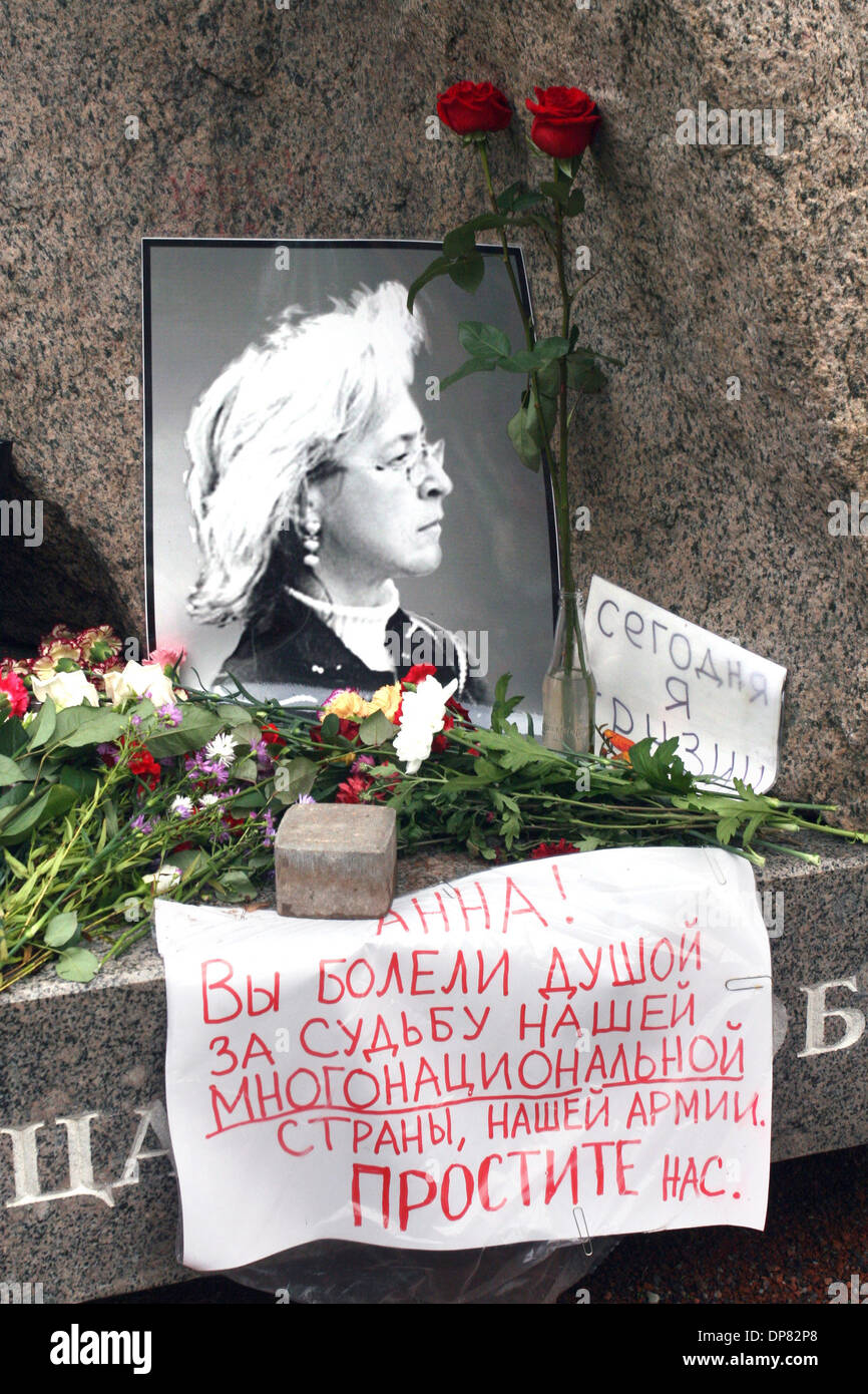 Zahlen Sie 10. Oktober 2006 - St.-Petersburg, Russland - Tausende von Russen ihre letzte Ehre ermordeten russischen Journalistin Anna Politkovskaya während ihrer Beerdigung auf dem Troyekurovskoye-Friedhof in Moskau. (Kredit-Bild: © photoxpress.biz/photoxpress.biz) Stockfoto