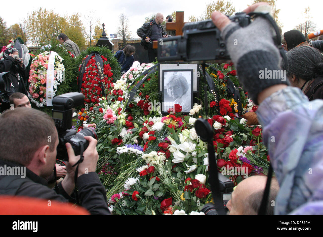 Zahlen Sie 10. Oktober 2006 - St.-Petersburg, Russland - Tausende von Russen ihre letzte Ehre ermordeten russischen Journalistin Anna Politkovskaya während ihrer Beerdigung auf dem Troyekurovskoye-Friedhof in Moskau. (Kredit-Bild: © photoxpress.biz/photoxpress.biz) Stockfoto