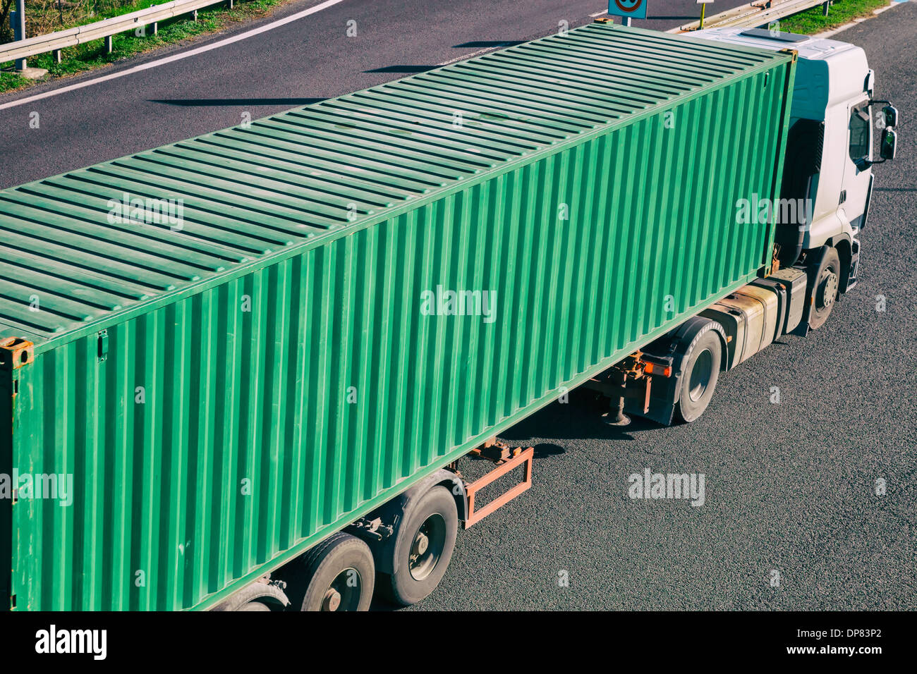 Transport: LKW-Ladung auf der Autobahn Stockfoto