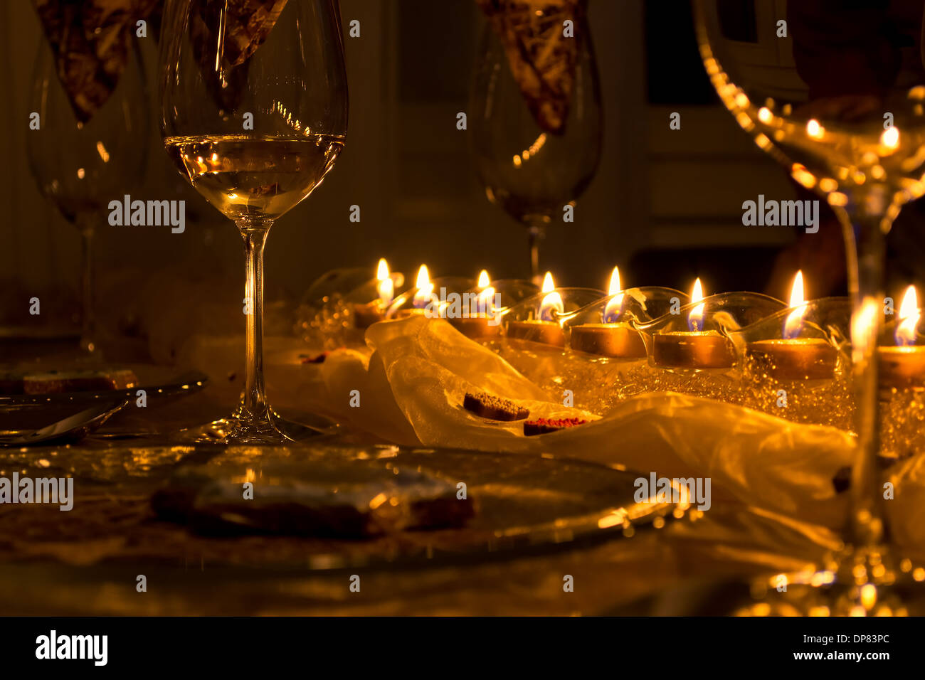 Feierliche Esstisch, Gläser Wein bei Kerzenschein Stockfoto