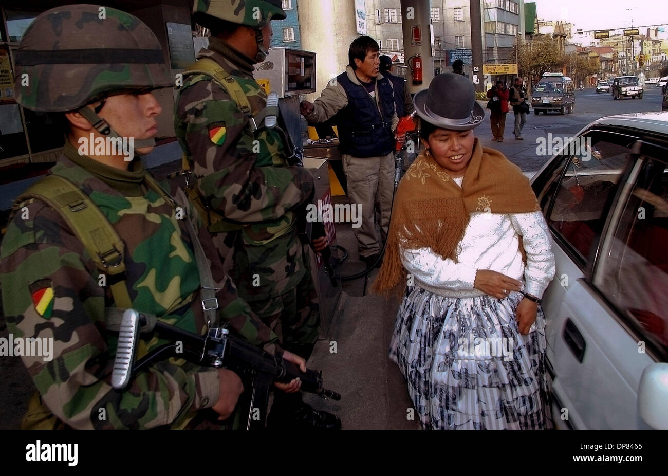 1. Mai 2006 kümmern - La Paz, Bolivien - Soldaten einer Tankstelle in La Paz. Bolivien hat Lateinamerikas zweitgrößten Gasreserven aber ist eines der ärmsten Länder der Region. In den bolivianischen Häusern sind die gelben GLP-Flaschen wie Gold, denn sie sind nützlich für das Kochen, Hitze und Licht einige Häuser. Am 1. Mai 2006 verstaatlichte die bolivianische Regierung des Landes hydrocarb Stockfoto