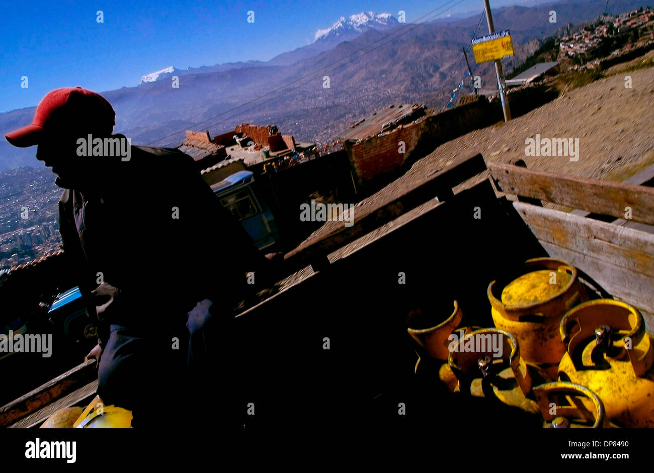12. Mai 2006 - La Paz, Bolivien - GLP Gas Flaschen Verteilung in La Paz. Bolivien hat Lateinamerikas zweitgrößten Gasreserven aber ist eines der ärmsten Länder der Region. In den bolivianischen Häusern sind die gelben GLP-Flaschen wie Gold, denn sie sind nützlich für das Kochen, Hitze und Licht einige Häuser. Am 1. Mai 2006 verstaatlicht die bolivianische Regierung des Landes Kohlenwasserstoffe sec Stockfoto