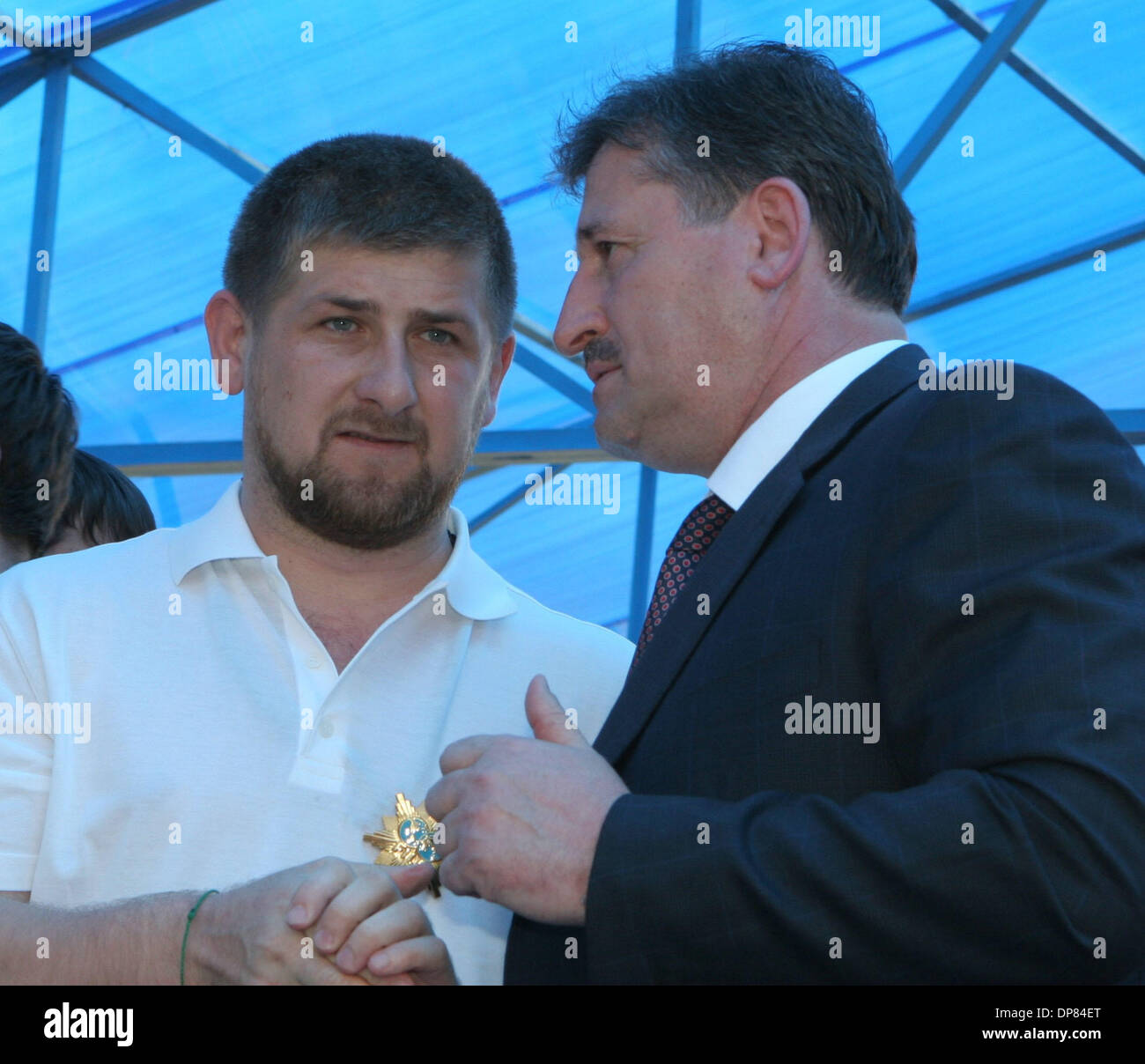Tschetschenischer Premierminister Ramzan Kadyrov (l) und tschetschenische Präsident Alu Alkhanov auf das Wrestling match zwischen tschetschenischen und uns Ringer. (Kredit-Bild: © PhotoXpress/ZUMA Press) Einschränkungen: Nord- und Südamerika Rechte nur! Stockfoto