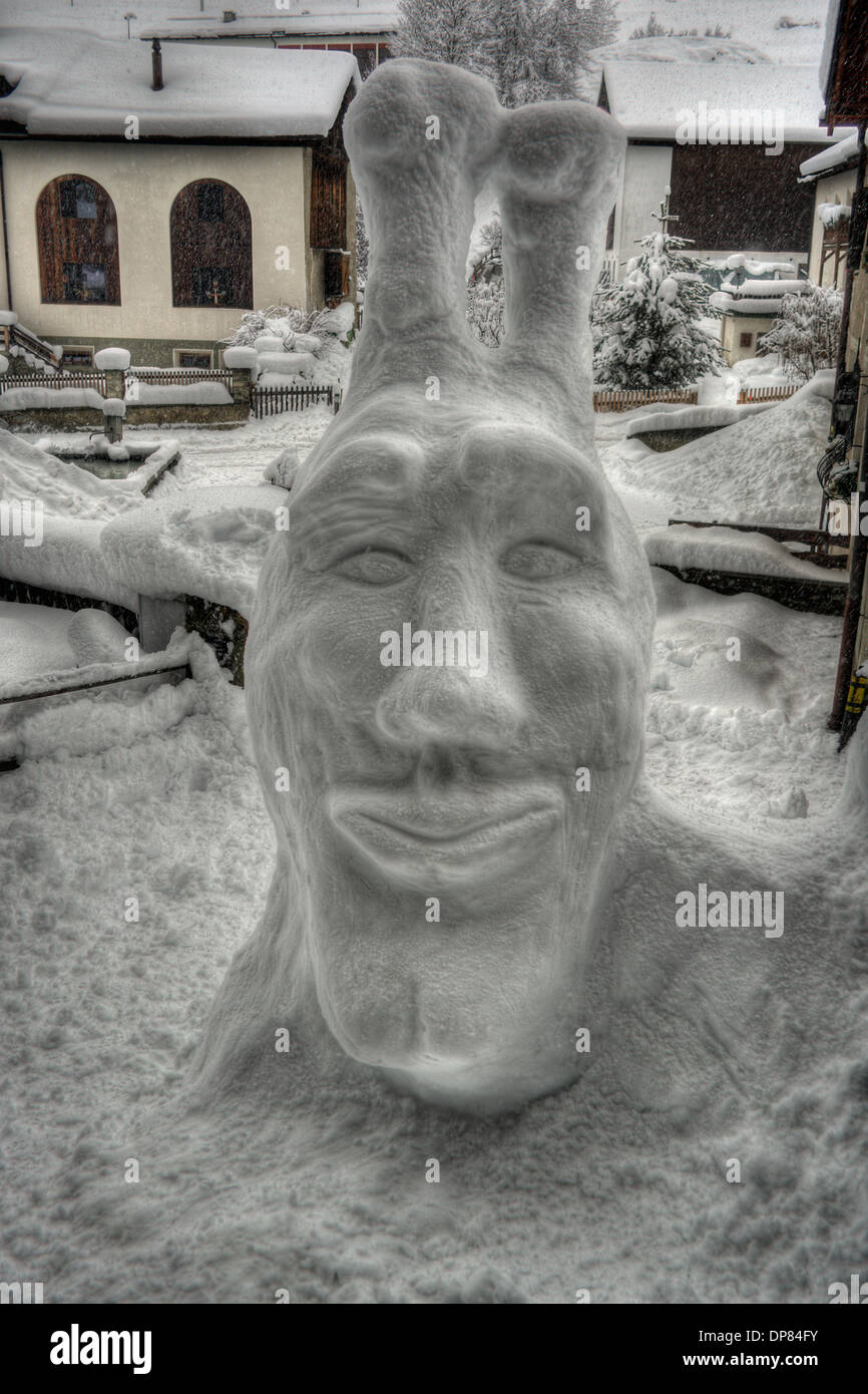 Schneeskulpturen erbaute Dorf Ardez, eine Schnecke mit menschlichem Antlitz, gebaut mit der HDR-Technik Stockfoto