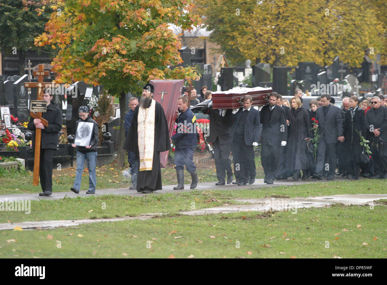 Trauerfeier für Anna Politkovskaya.Thousands der Russen bezahlt ihre letzte Ehre am Dienstag getöteten russischen Journalistin Anna Politkovskaya am Troyekurovskoye-Friedhof in Moskau. (Kredit-Bild: © PhotoXpress/ZUMA Press) Einschränkungen: Nord- und Südamerika Rechte nur! Stockfoto