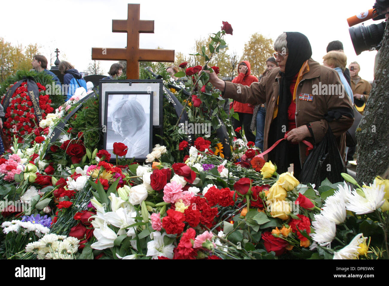 Trauerfeier für Anna Politkovskaya.Thousands der Russen bezahlt ihre letzte Ehre am Dienstag getöteten russischen Journalistin Anna Politkovskaya am Troyekurovskoye-Friedhof in Moskau. (Kredit-Bild: © PhotoXpress/ZUMA Press) Einschränkungen: Nord- und Südamerika Rechte nur! Stockfoto