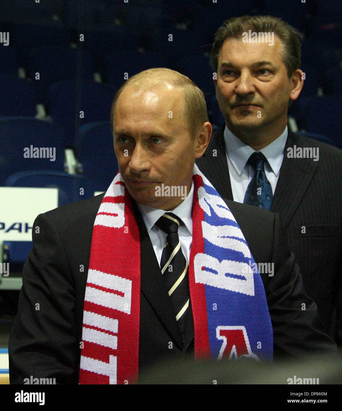 Vladimir Putin und Leiter des russischen Eishockey Föderation Vladislav Tretjak in Jaroslawl. (Kredit-Bild: © PhotoXpress/ZUMA Press) Einschränkungen: Nord- und Südamerika Rechte nur! Stockfoto
