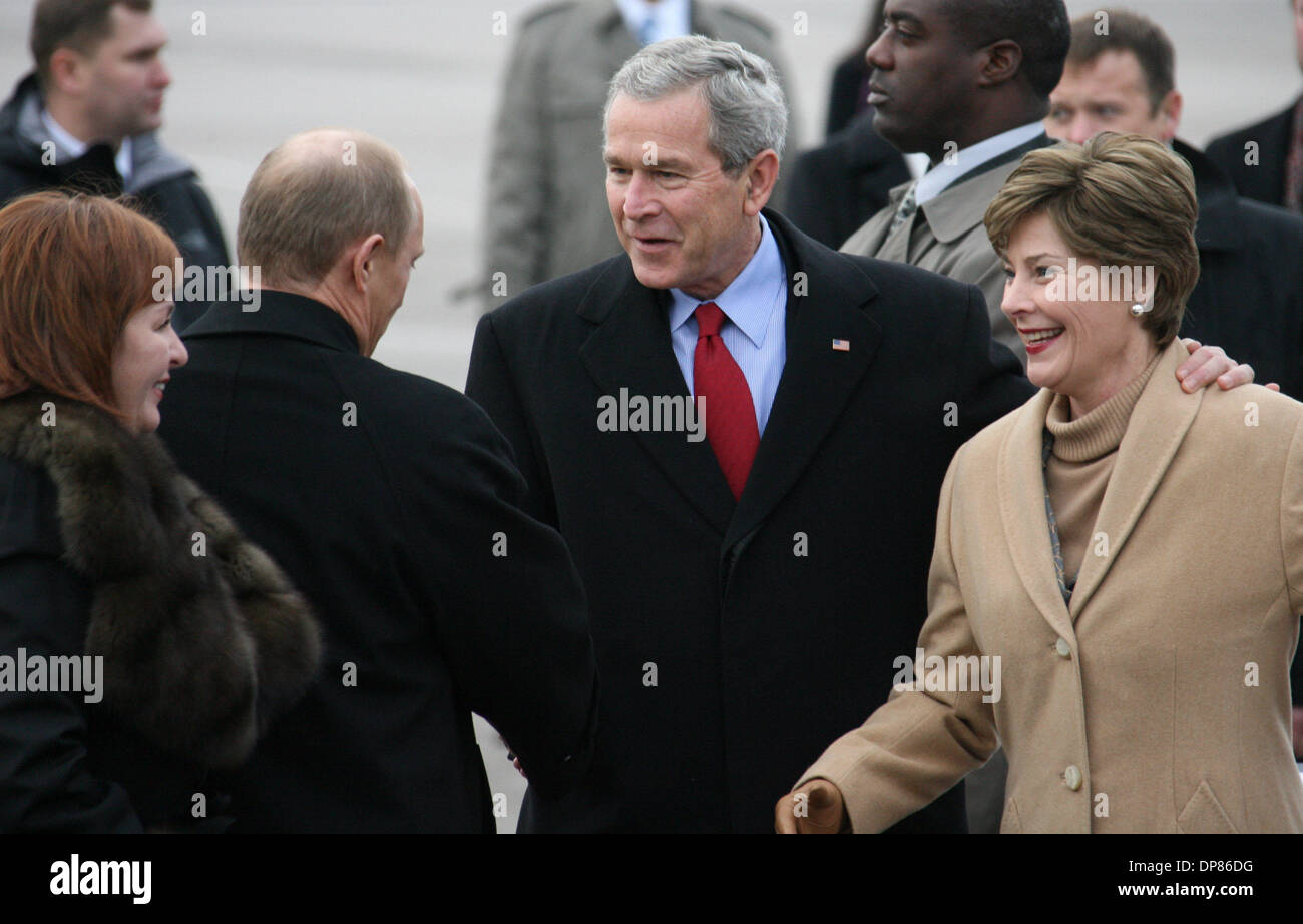 Rusian Präsident Vladimir Putin und US Präsident George Bush hatte ein Treffen im Flughafen Wnukowo-2 in der Nähe von Moskau während ein Auftanken von George Bushs Jet auf Bushs Route nach Singapur für Asien-Pazifik Wirtschaftsforums Zusammenarbeit. (Ludmila Putina und Laura Bush auf dem Bild). (Kredit-Bild: © PhotoXpress/ZUMA Press) Einschränkungen: Nord- und Südamerika Rechte nur! Stockfoto