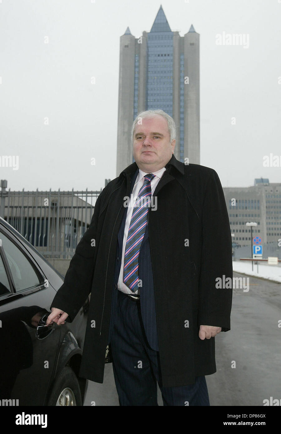 Matthias Warnig Managing Director Ceo Der Nord Stream Ag U Boot Gaspipeline North European Gas Pipeline Und Leiter Der Russischen Niederlassung Der Dresdner Bank Gazprom Head Office Gebaude Im Hintergrund Kredit Bild C