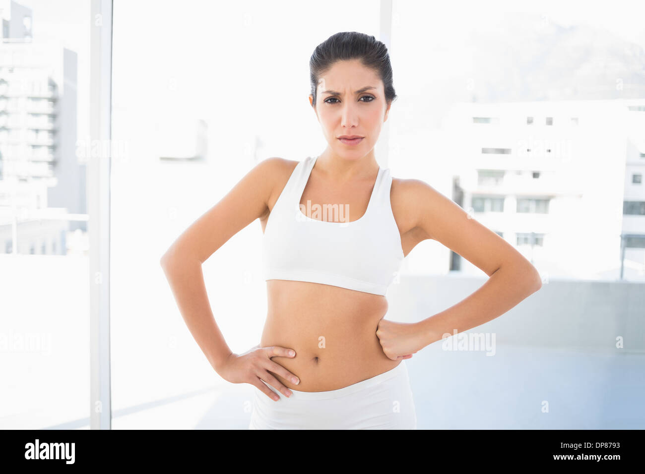 Fit schwere Frau in Sportkleidung mit Händen auf den Hüften Stockfoto