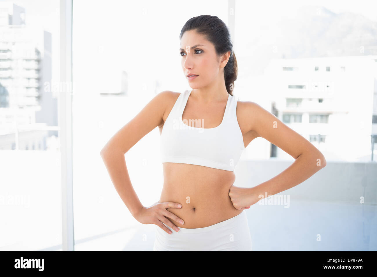 Fit Ernst Frau Sportswear wegschauen Stockfoto