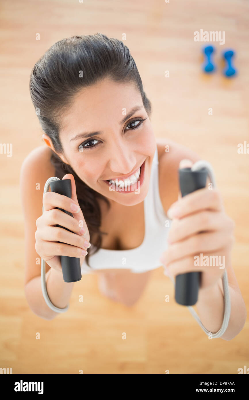 Fit lächelnde Frau mit Springseil Stockfoto