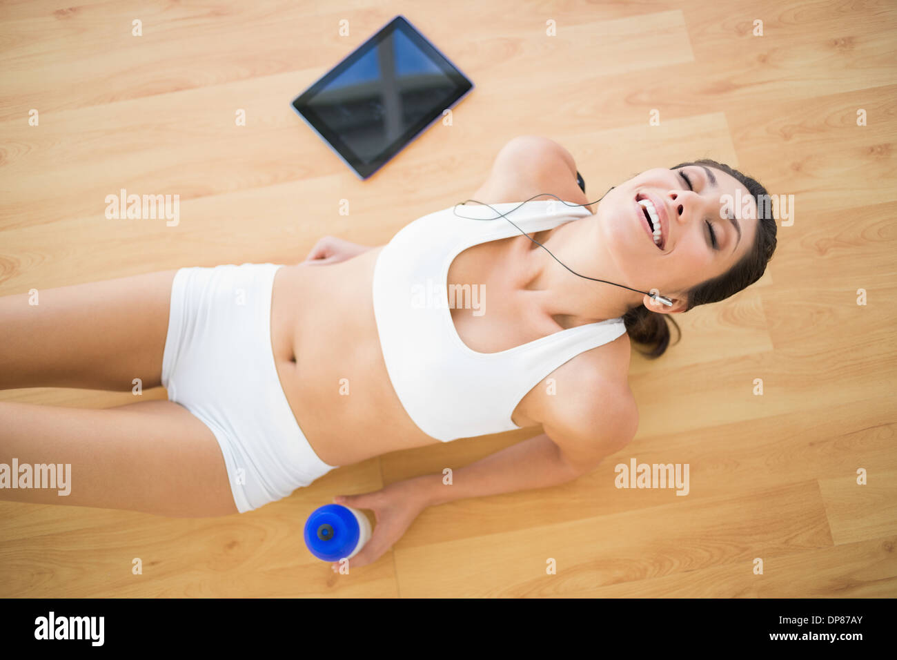 Fit lächelnde Frau hält Sport Flasche ruhen Stockfoto